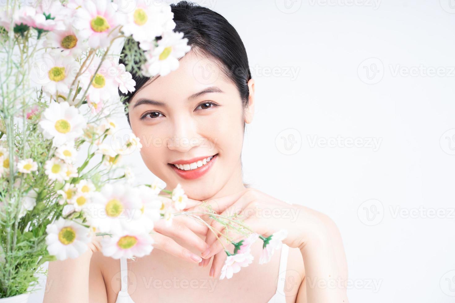 imagen de belleza de una joven asiática con flores foto