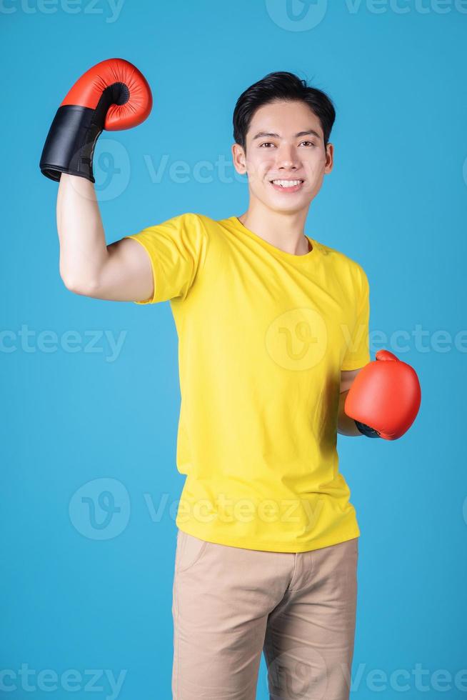 foto de un joven asiático con guante de boxeo