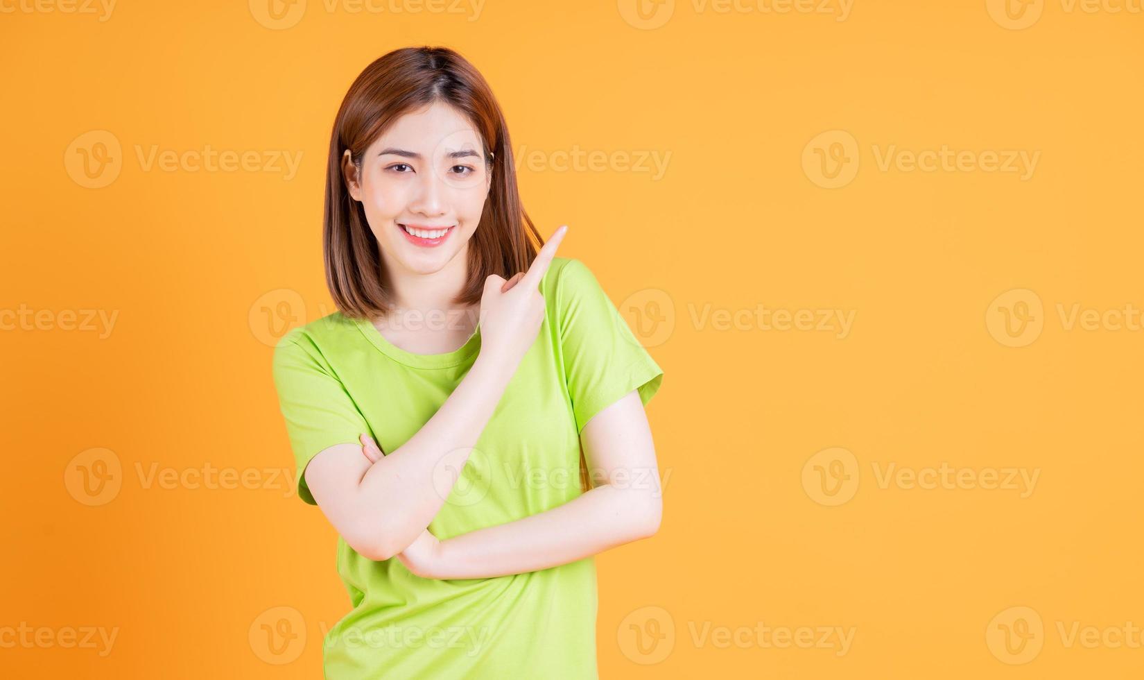 foto de una joven asiática posando en el fondo