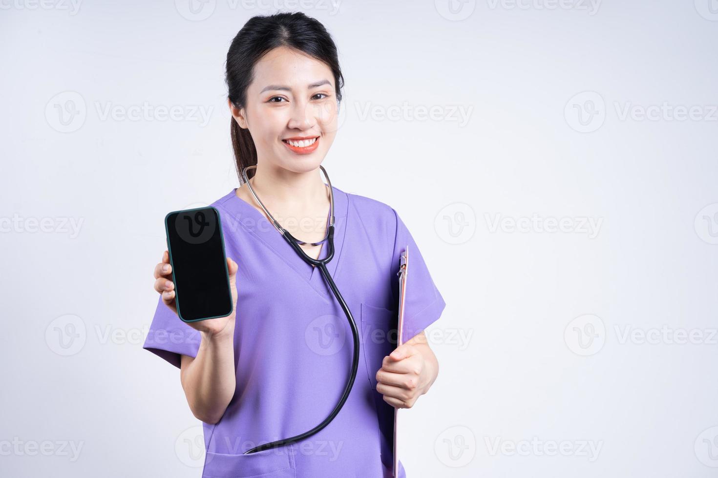 retrato de una joven enfermera asiática de fondo blanco foto