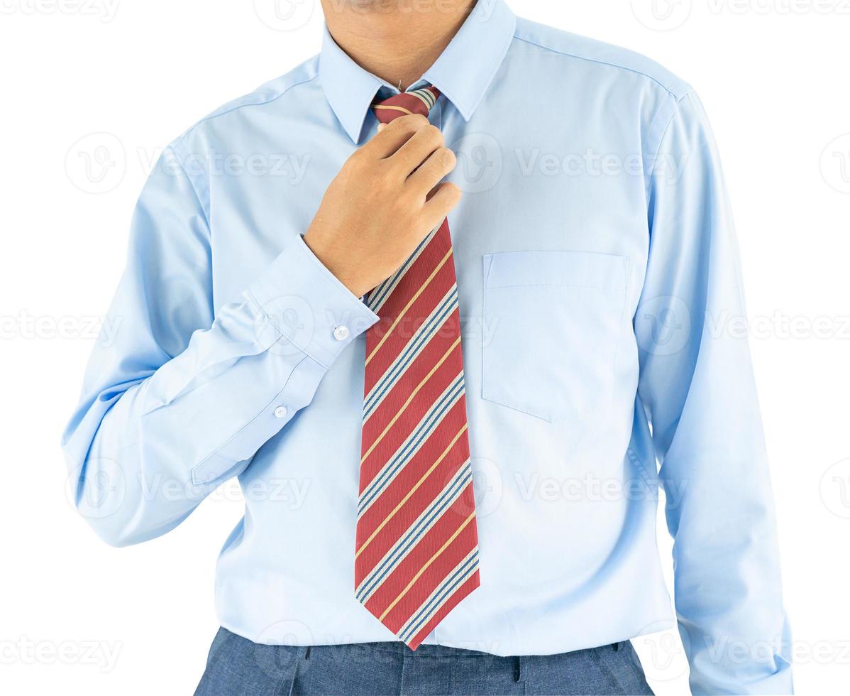 hombre vestido con camisa azul y corbata roja con trazado de recorte foto