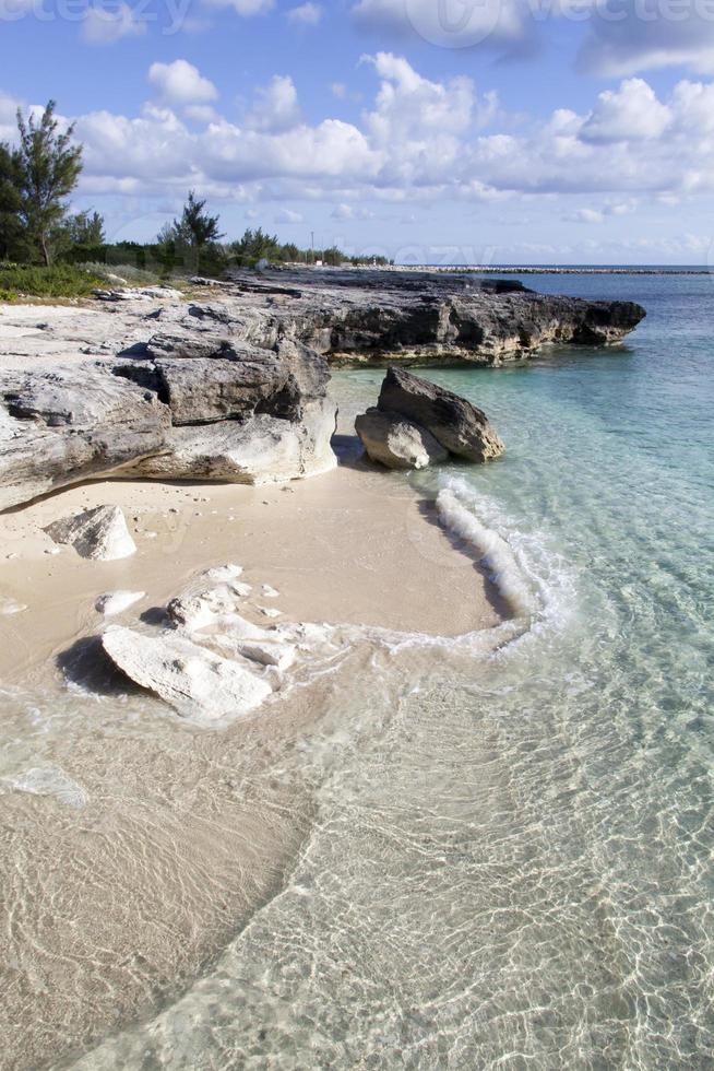 isla de gran bahama aguas transparentes y costa rocosa foto