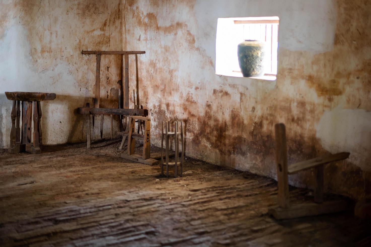 la antigua prisión del sótano en el norte de tailandia. en la actualidad se convirtió en el museo de khum chao luang. foto