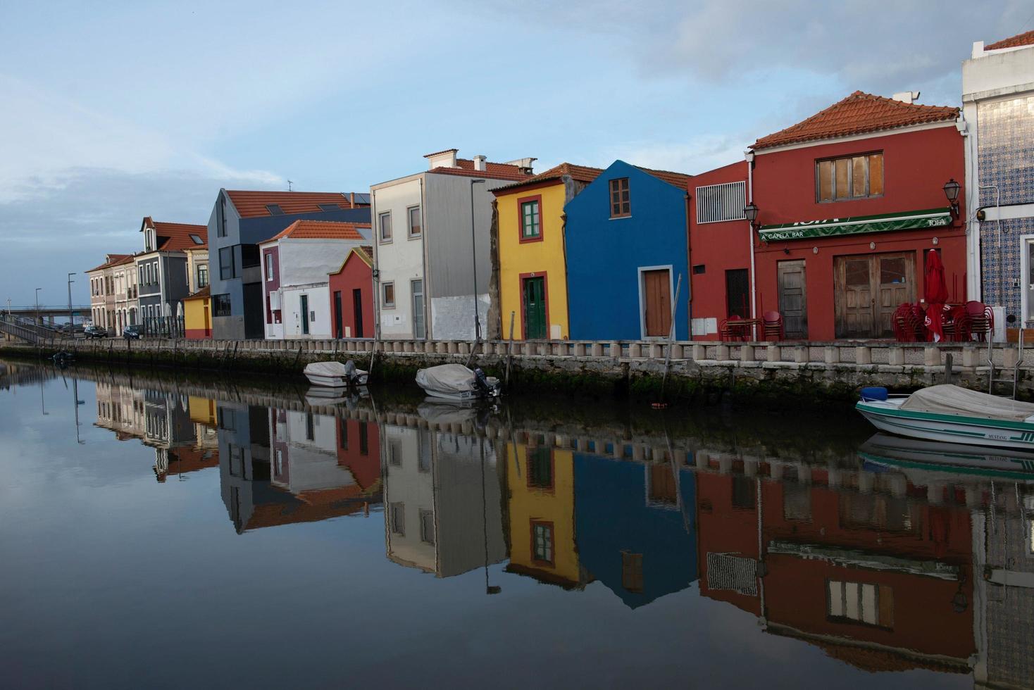 las hermosas casas coloridas de la isla de burano, en el archipiélago de venecia, norte de italia en 2011 foto
