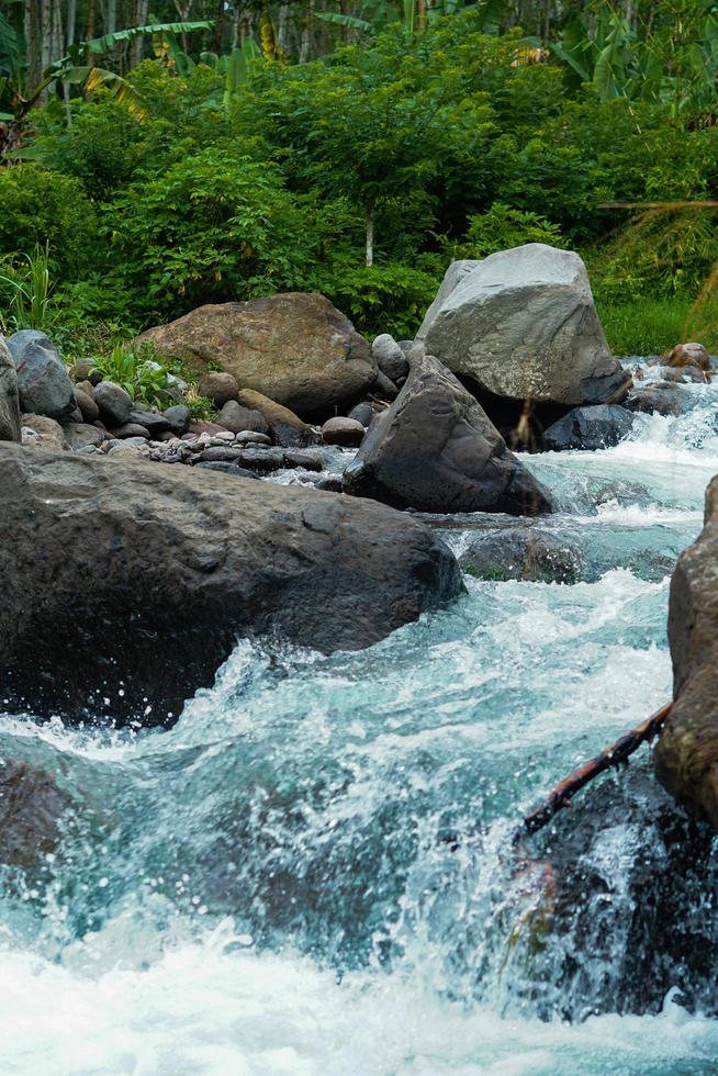 naturaleza de fondo, río que fluye entre las rocas - Fotografía de stock libre foto