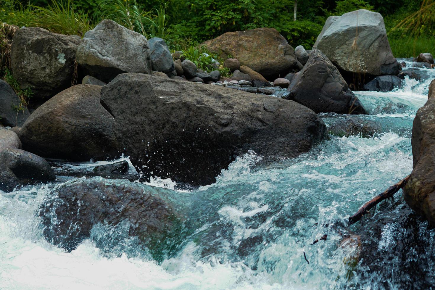 agua que fluye hacia las rocas - no 1 foto