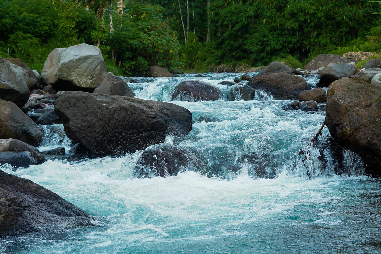 agua que fluye hacia las rocas - no 3 foto