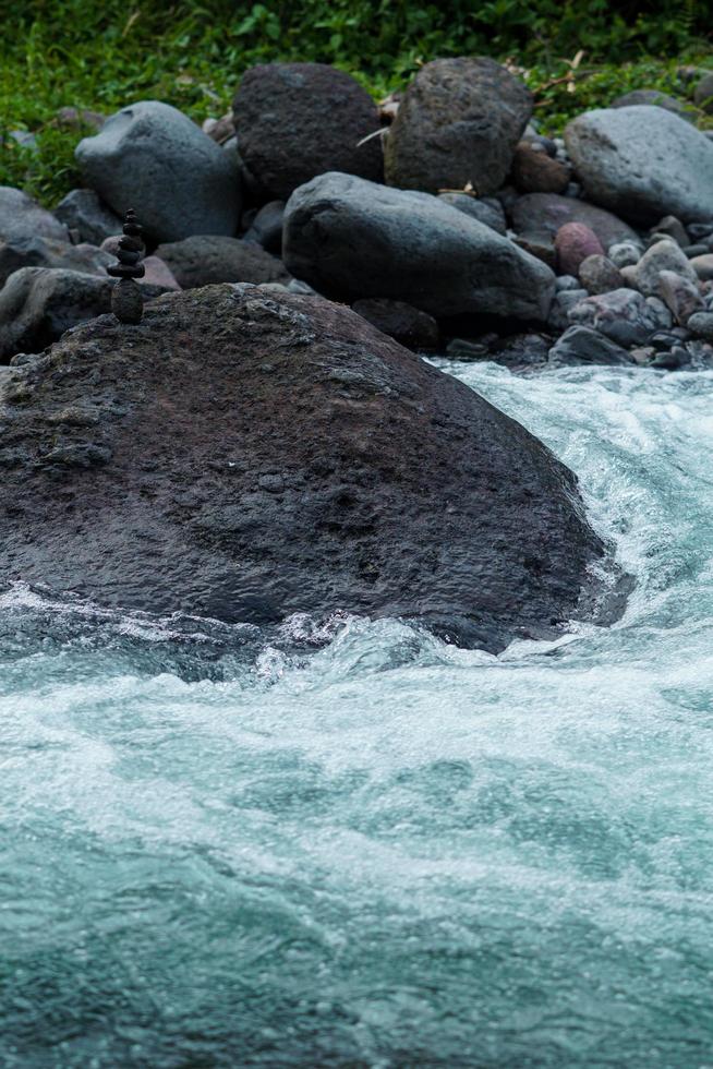 agua que fluye en las rocas - no 5 foto
