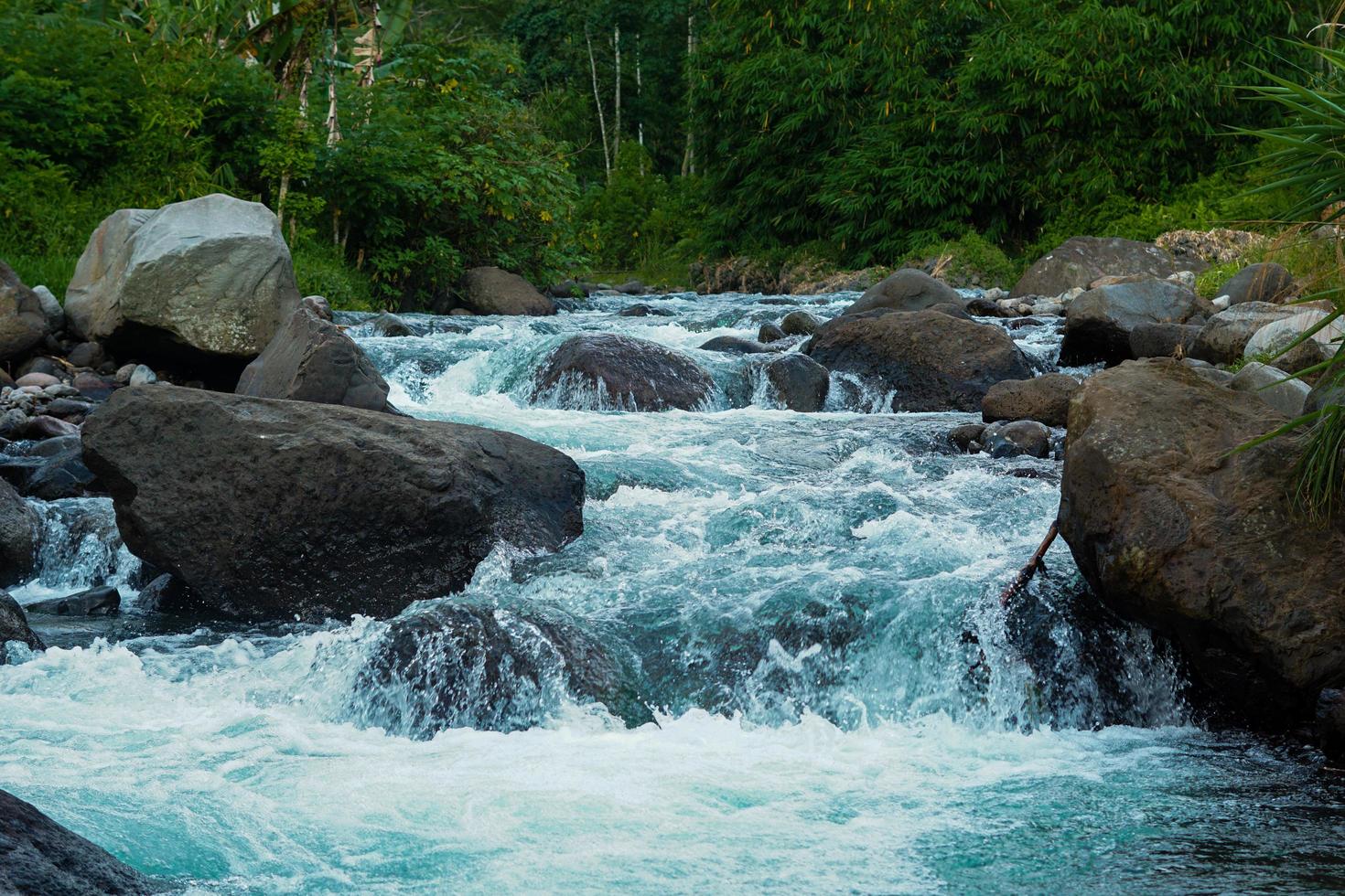 el flujo del río es muy claro y hermoso. en jember, java oriental, kali jompo foto