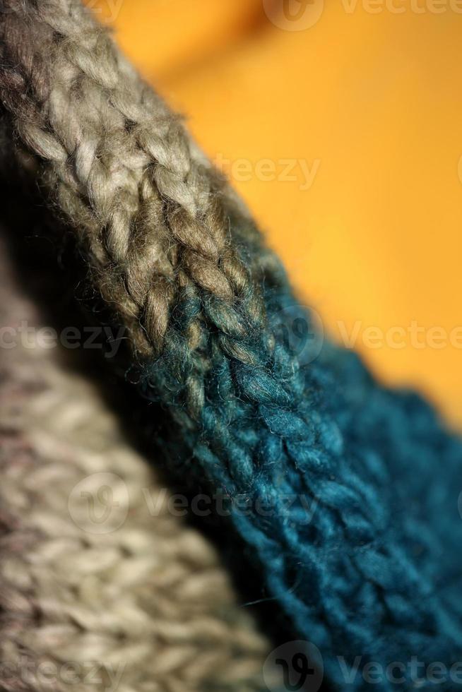 colorida bufanda tradicional de invierno hecha a mano con lana de alpacas cerca de fondo impresión moderna de alta calidad foto