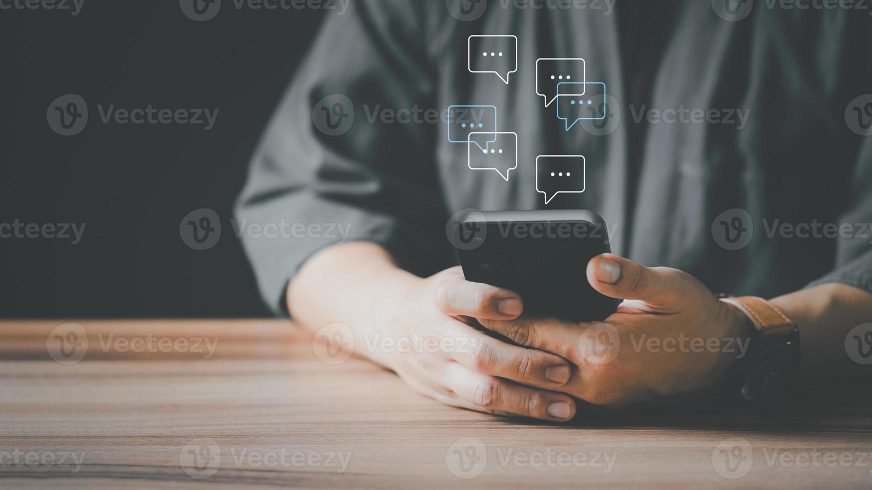 mano del hombre usando el teléfono inteligente escribiendo chat en vivo chateando en la comunicación de la aplicación web digital y el concepto de red social. cuadro de chat de la aplicación de redes sociales. foto