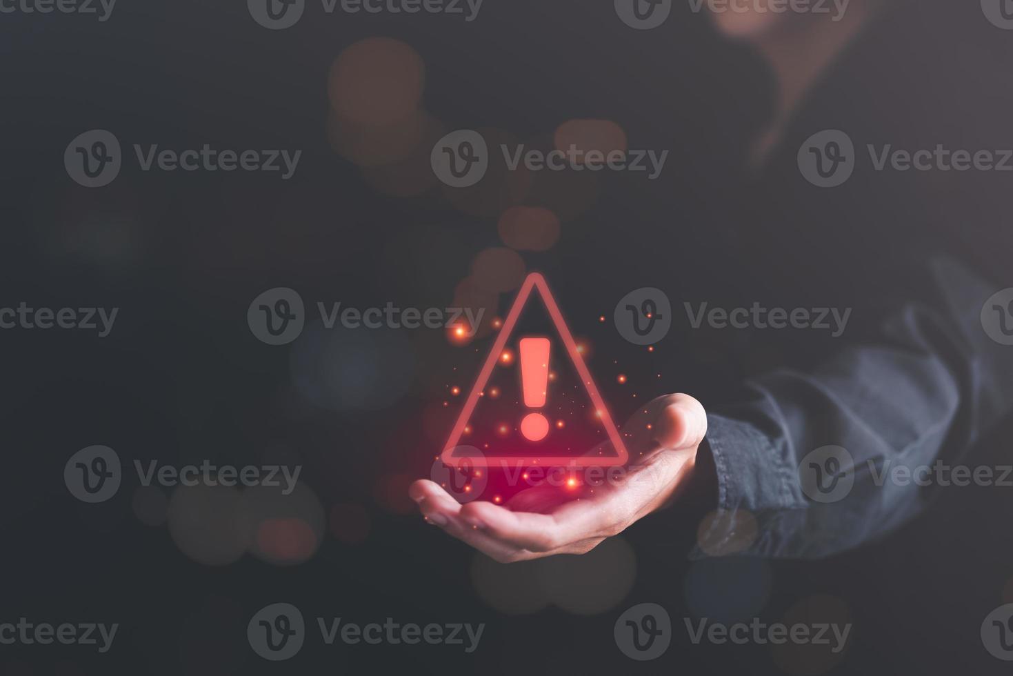 hombre de negocios que muestra un icono de advertencia, un signo de exclamación, una alarma, un virus informático detectado, un concepto de advertencia de peligro o un error de información que debe corregirse y repararse con urgencia, notificación de problemas de seguridad foto