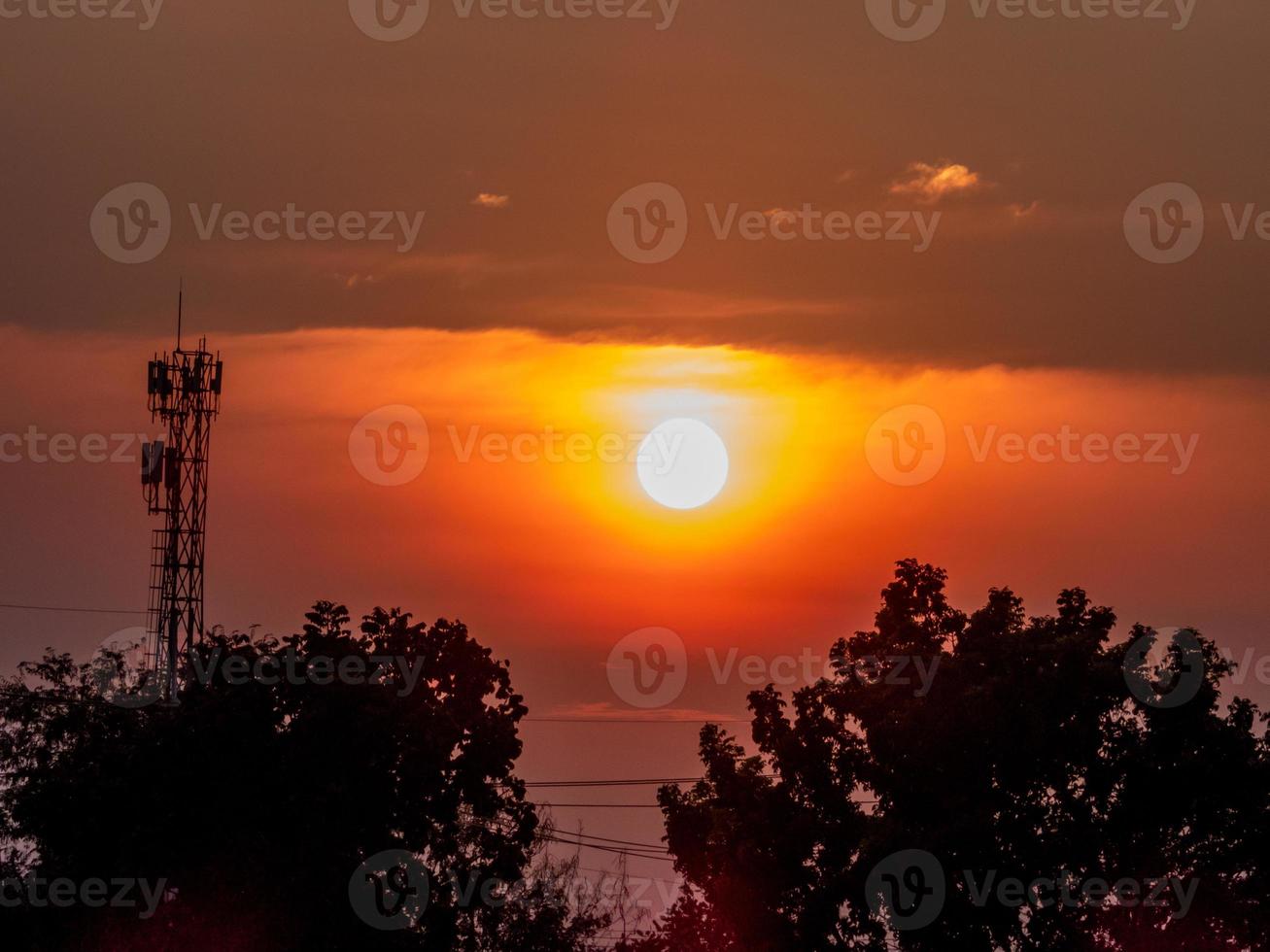 hermosa puesta de sol sobre el campo foto