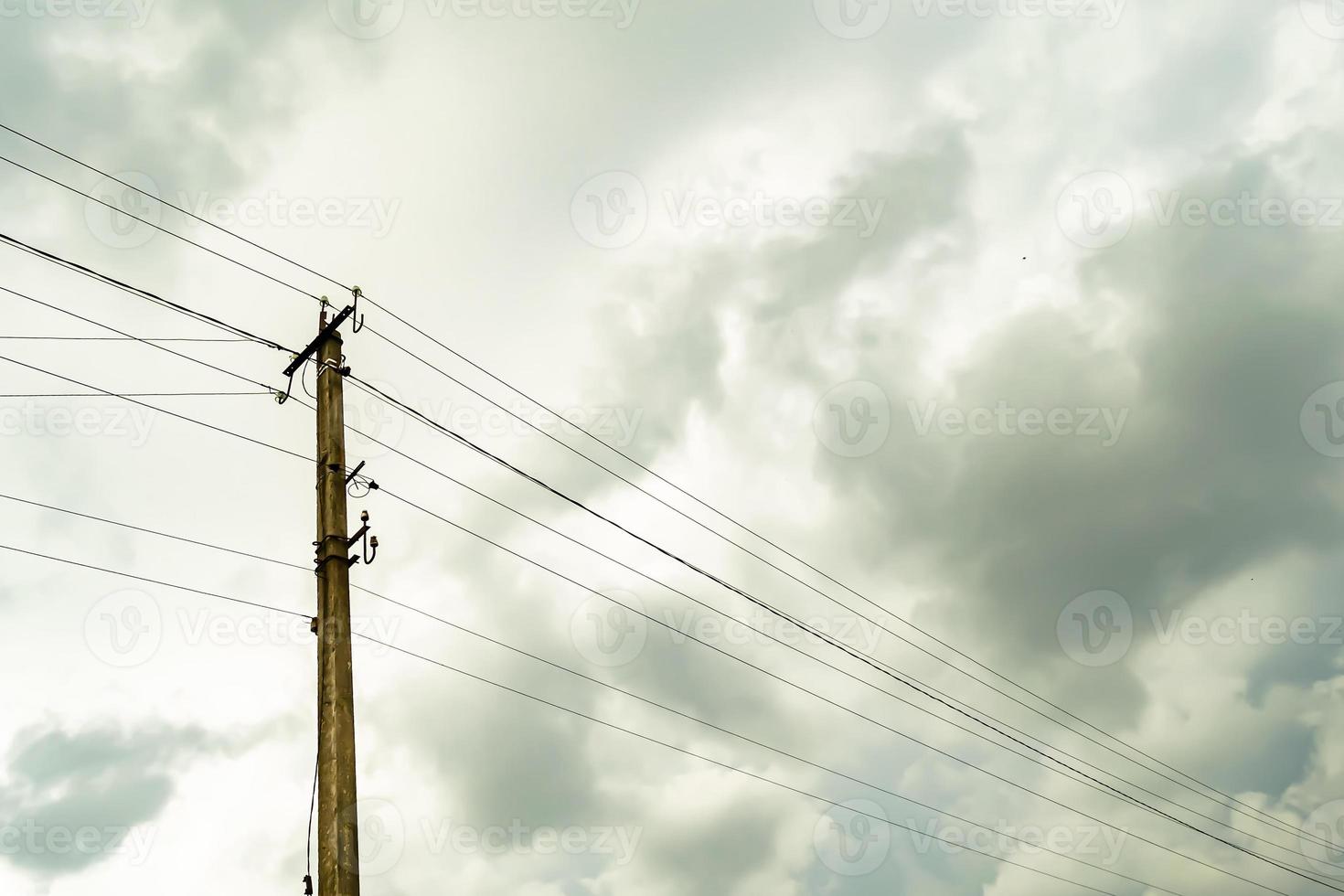 Poste eléctrico de potencia con cable de línea sobre fondo de color cerrar foto