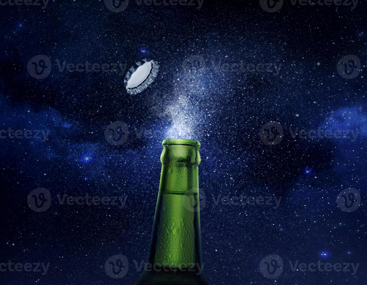 foto de primer plano de una botella de cerveza verde salpicando gotas de cerveza sobre un fondo de estrellas. gorra de cerveza volando encima de la botella. renderizado 3d