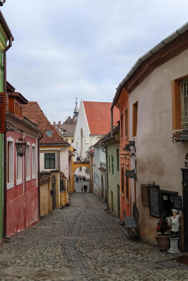 calles locales en sighisoara con una arquitectura especial foto