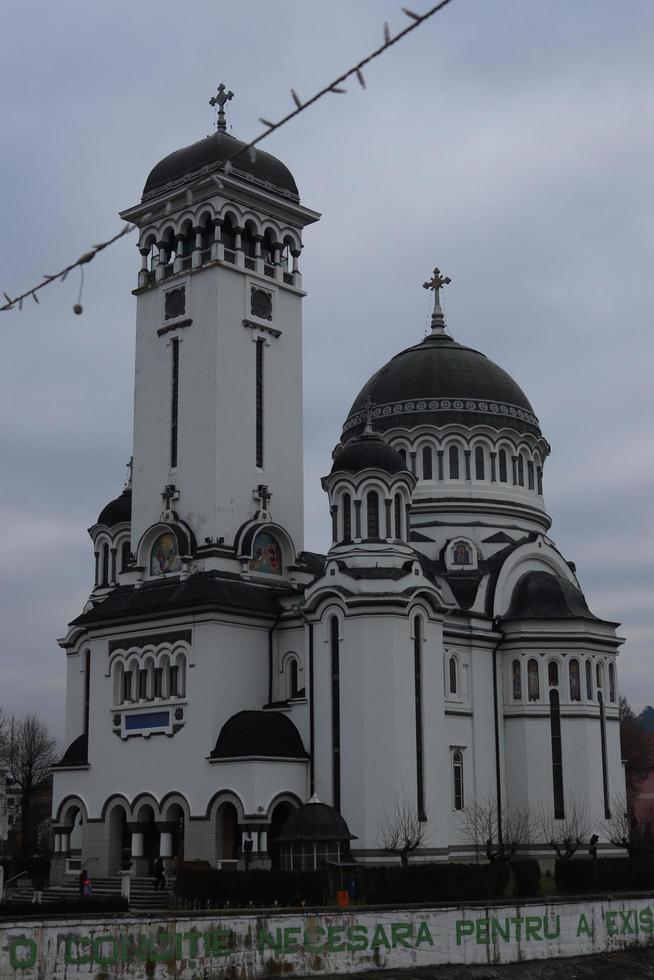 iglesia ortodoxa de la santísima trinidad en el centro de sighisoara inmortalizada en diferentes ángulos foto