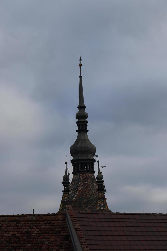 diferentes ángulos que muestran la parte superior de la torre del reloj en sighisoara foto