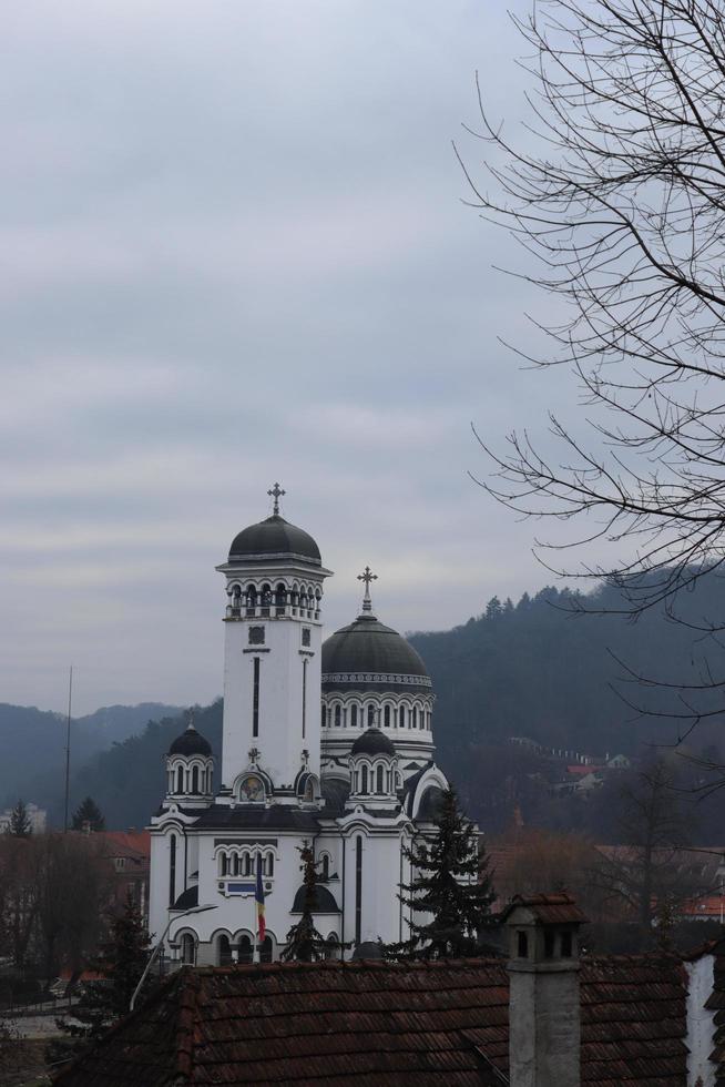 iglesia ortodoxa de la santísima trinidad en el centro de sighisoara inmortalizada en diferentes ángulos foto