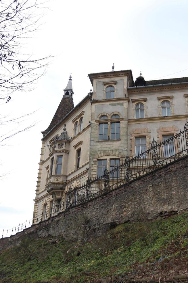 el ayuntamiento de sighisoara fotografiado desde diferentes ángulos en diferentes momentos del día foto