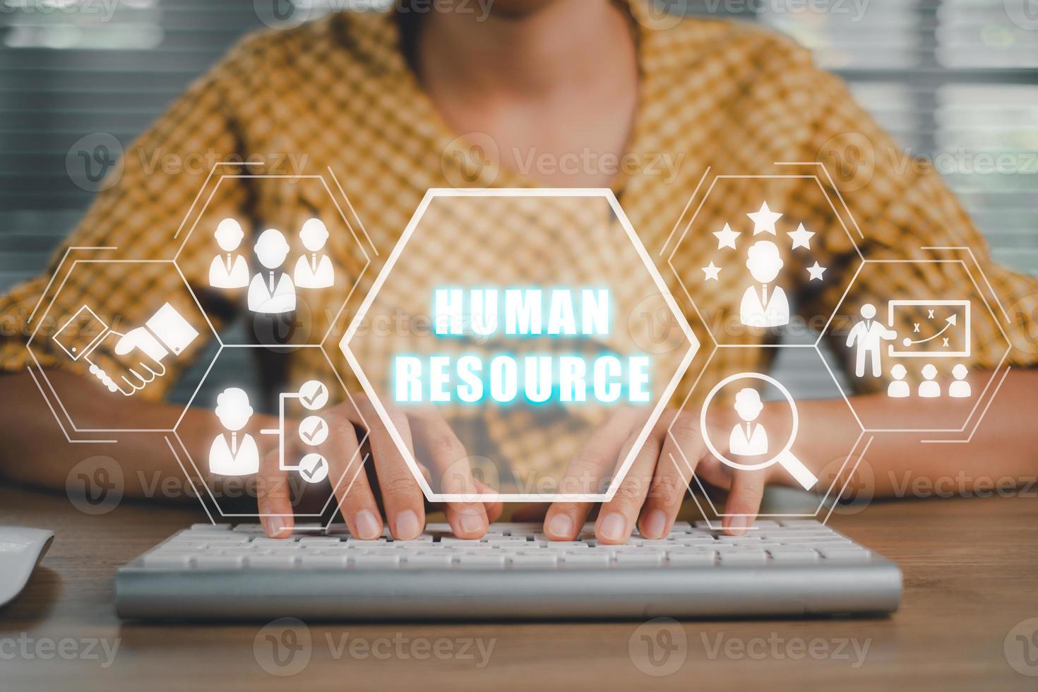 mujer de negocios que usa computadora para seleccionar recursos humanos en una interfaz de pantalla virtual para la empresa. gestión de recursos humanos, recursos humanos, reclutamiento, liderazgo y trabajo en equipo. foto