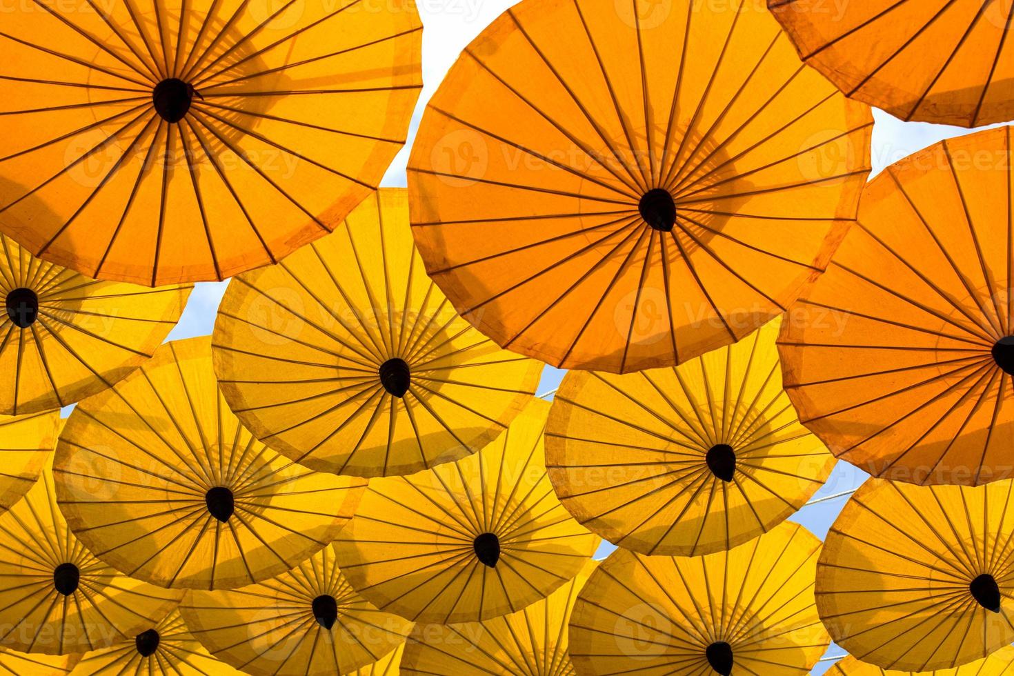 muchas decoraciones con sombrillas amarillas colgantes al aire libre foto