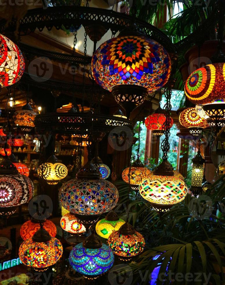 un montón de lámparas turcas vintage tradicionales en la tienda de regalos en turquía. foto