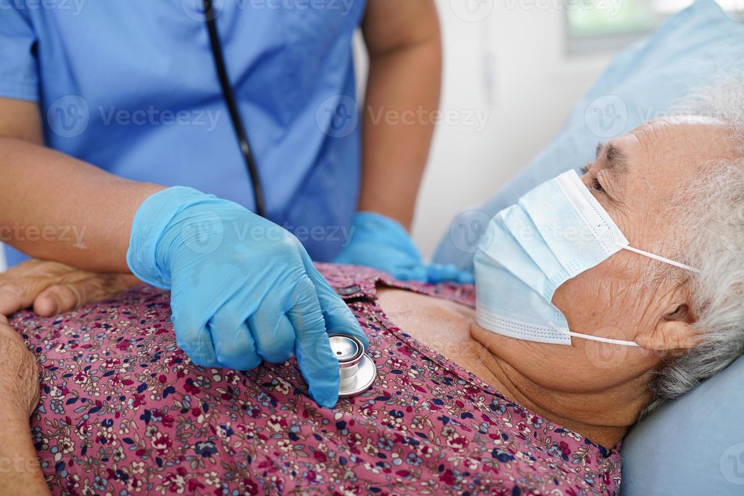 el médico revisa a la paciente anciana asiática con una máscara para proteger el coronavirus covid. foto