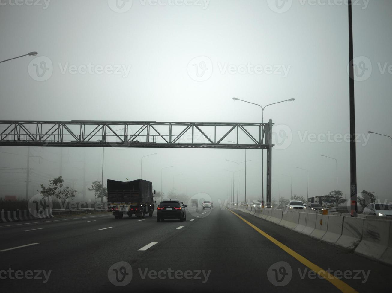 camino en la niebla, mención de señal mantener distancia para autopista-t7.svg foto