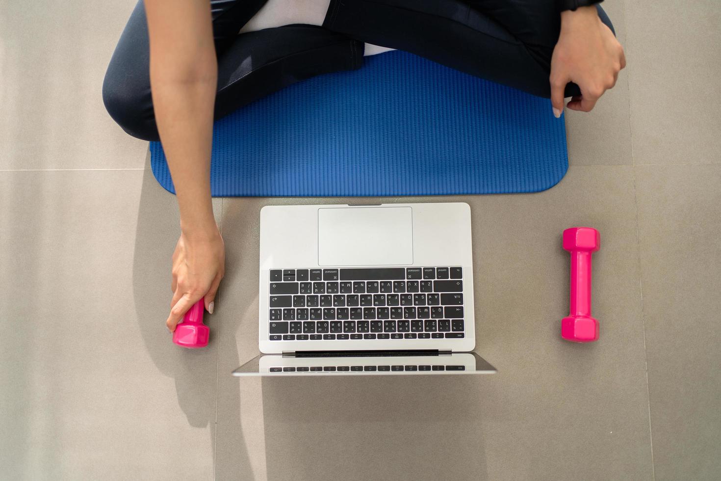 joven asiática en colchoneta de yoga tomando clases de ejercicio en casa foto