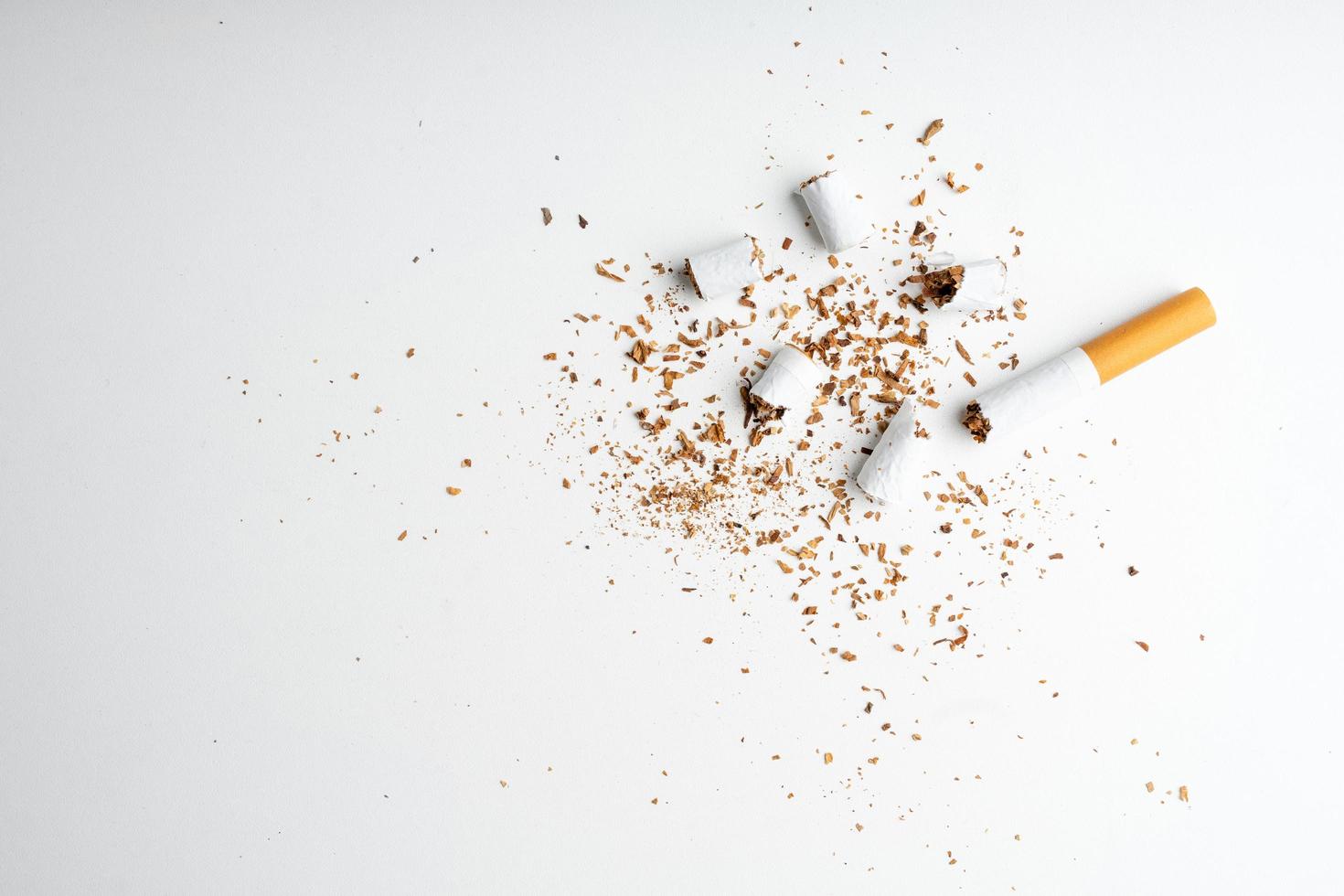 cigarrillo roto sobre fondo blanco con espacio de copia, día mundial sin tabaco foto