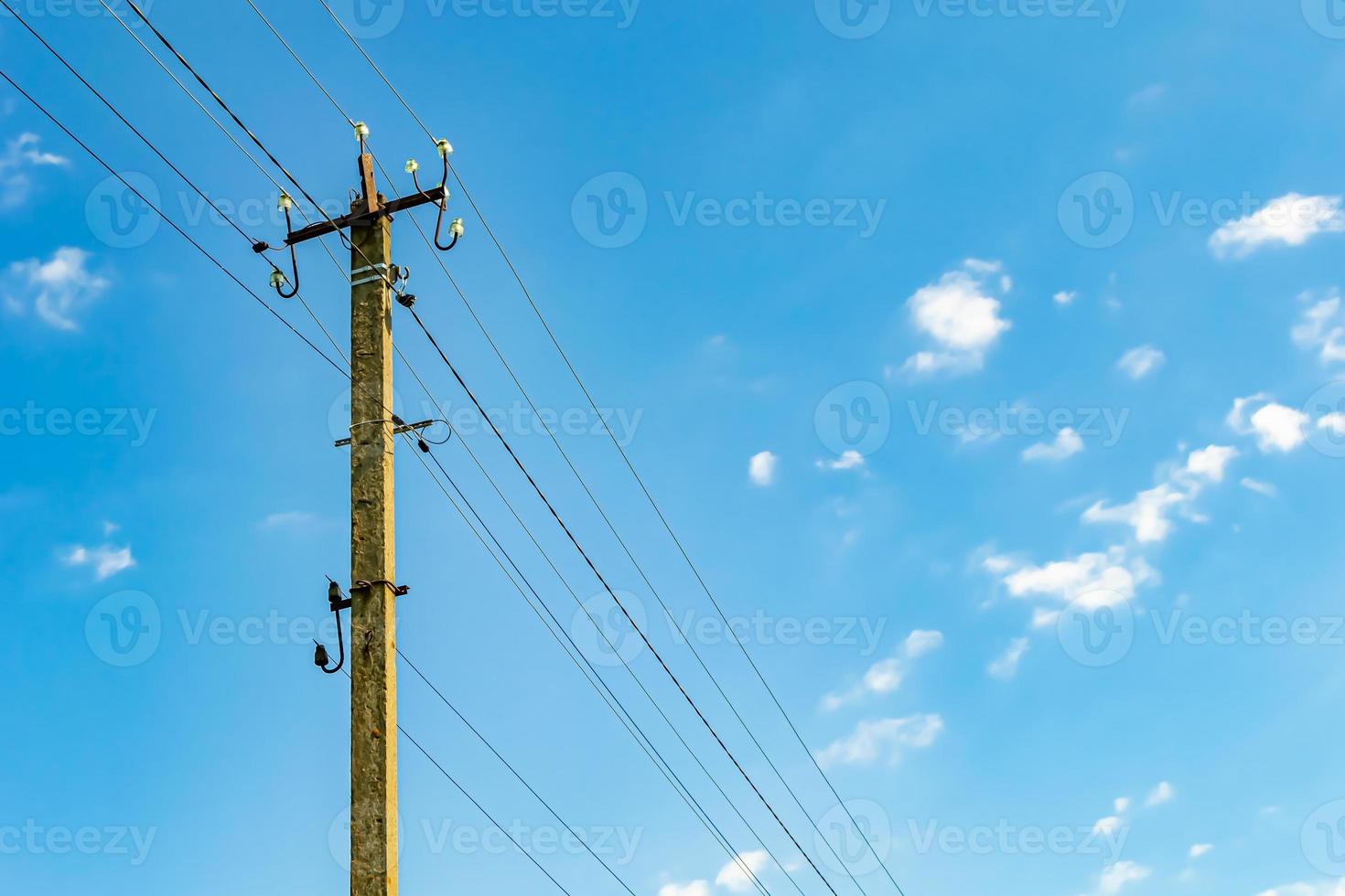 Poste eléctrico de potencia con cable de línea sobre fondo de color cerrar foto