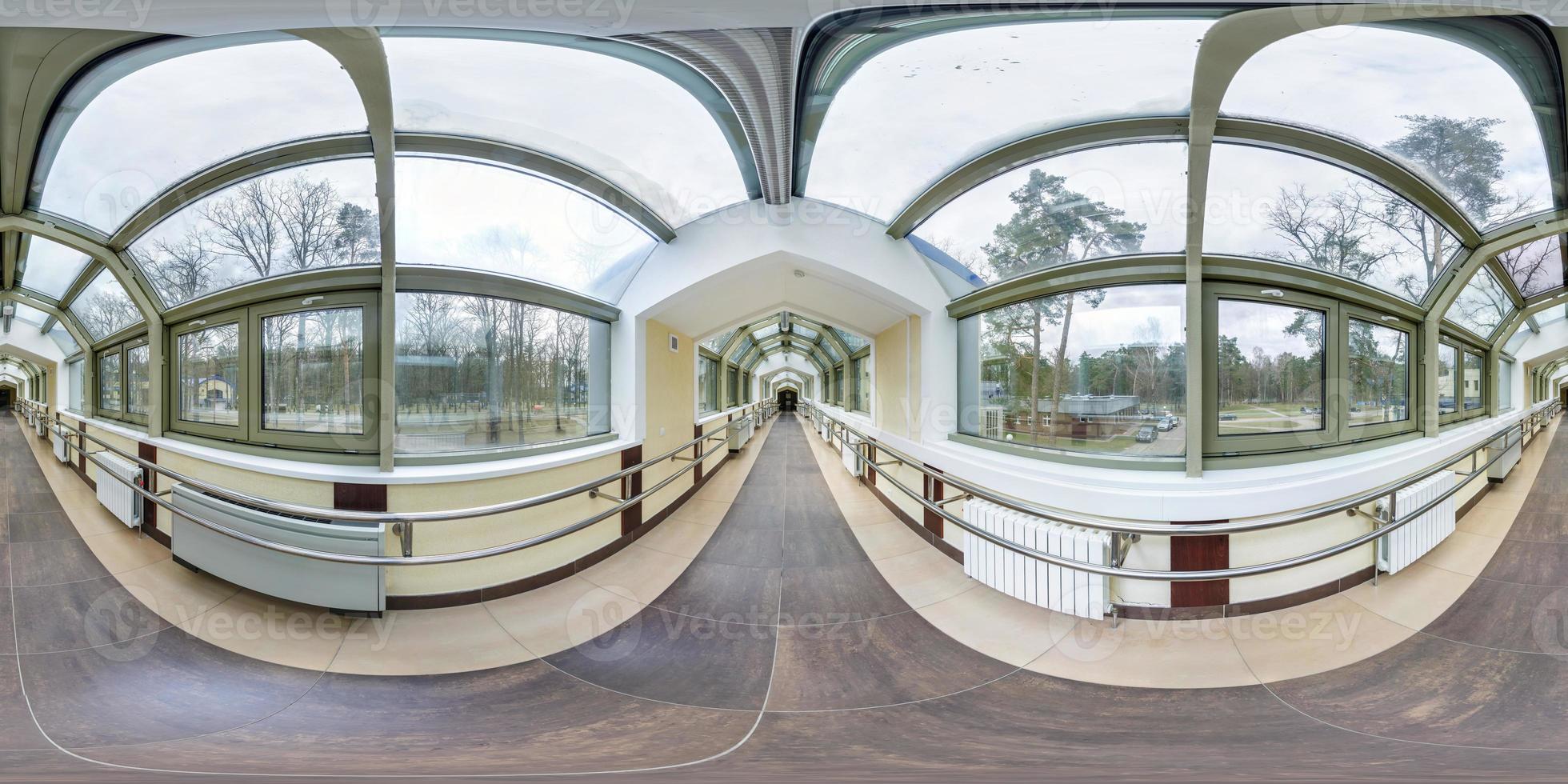Vista panorámica de 360 hdri sin problemas dentro de un pasillo largo vacío entre edificios con techo transparente en proyección esférica equirectangular, contenido de realidad virtual listo para ar vr foto