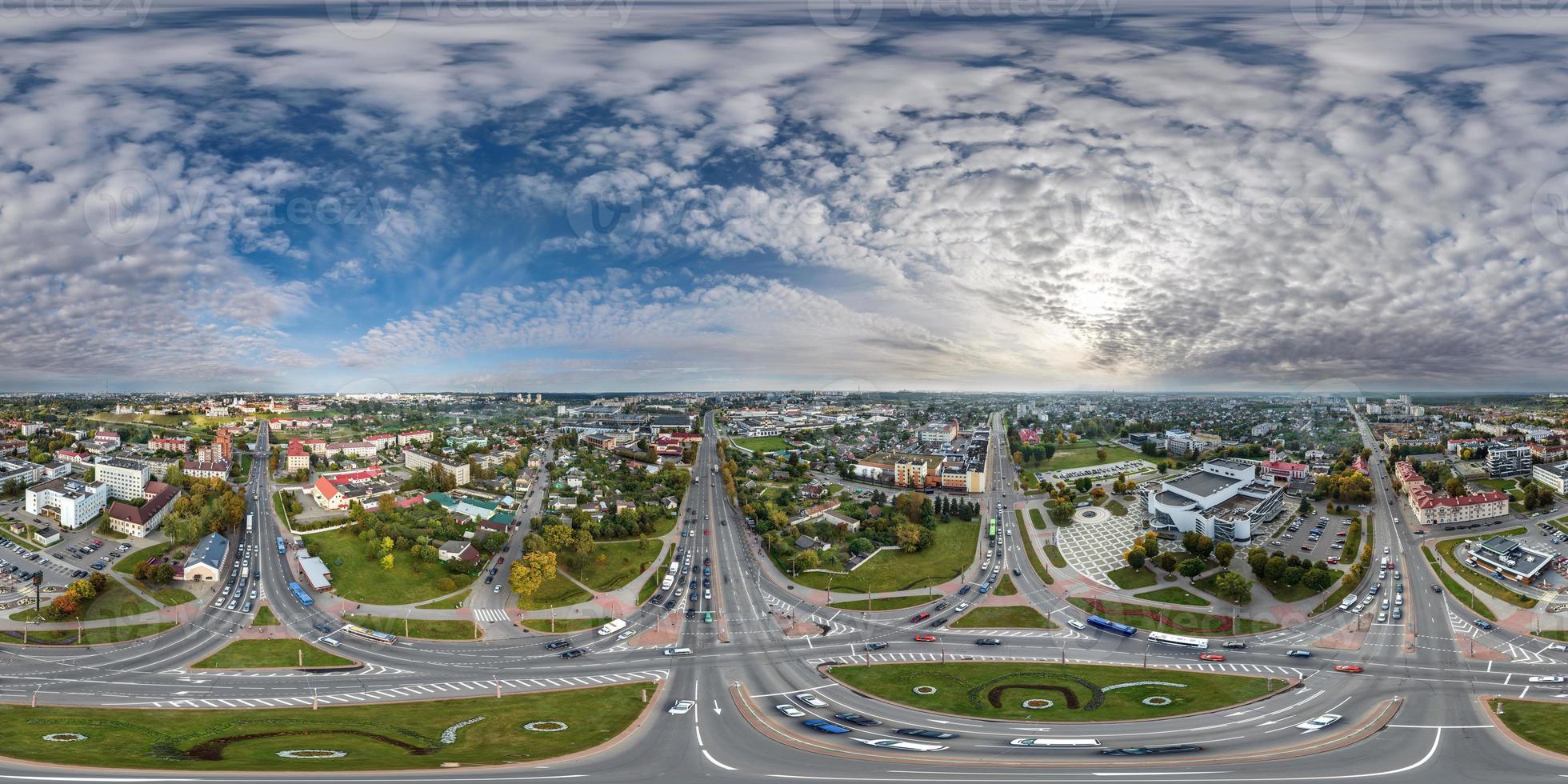 vista panorámica aérea completa esférica hdri 360 sobre el cruce de carreteras con tráfico en proyección equirectangular. puede usarse como reemplazo del cielo para tomas de drones foto