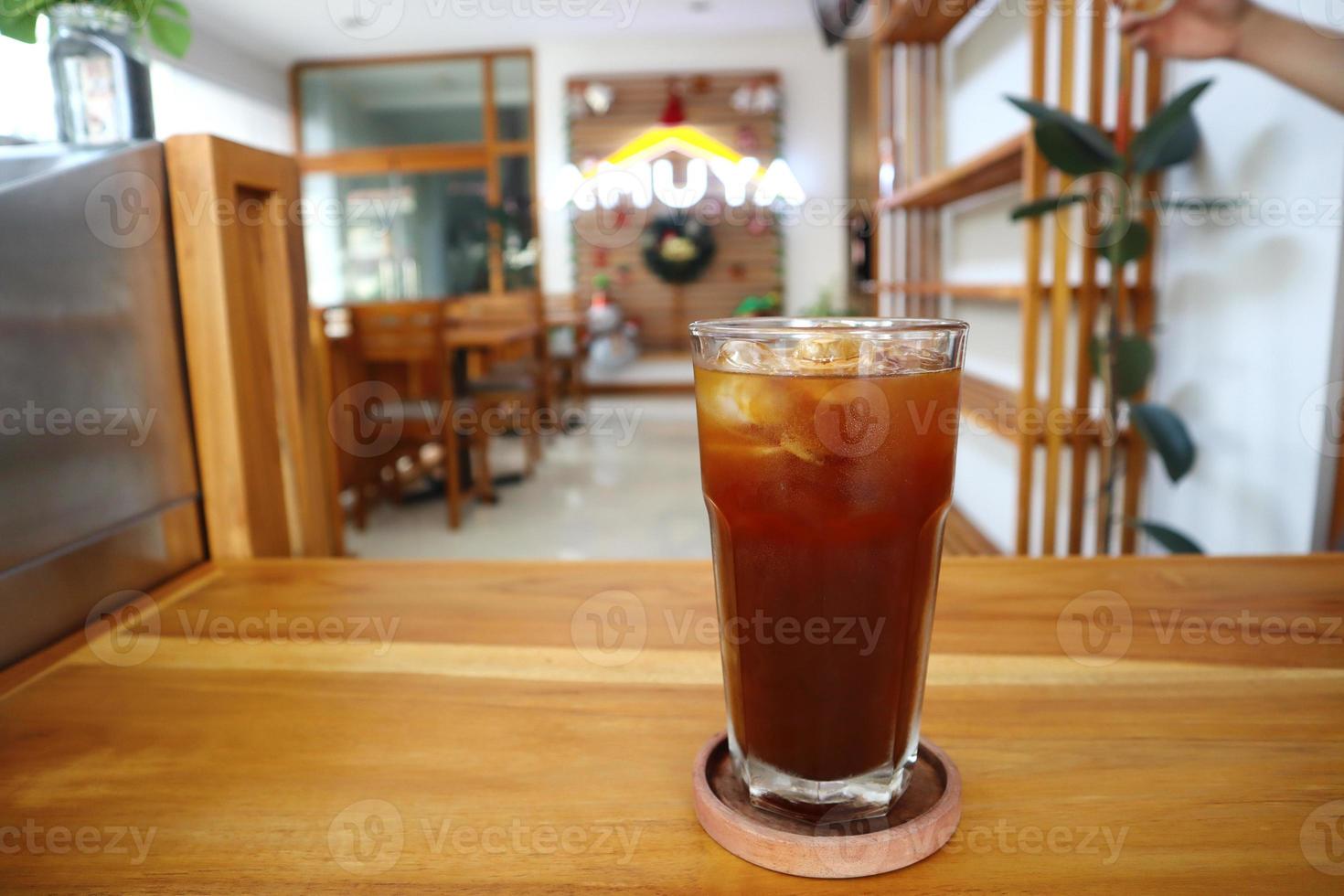 un vaso de café americano helado foto