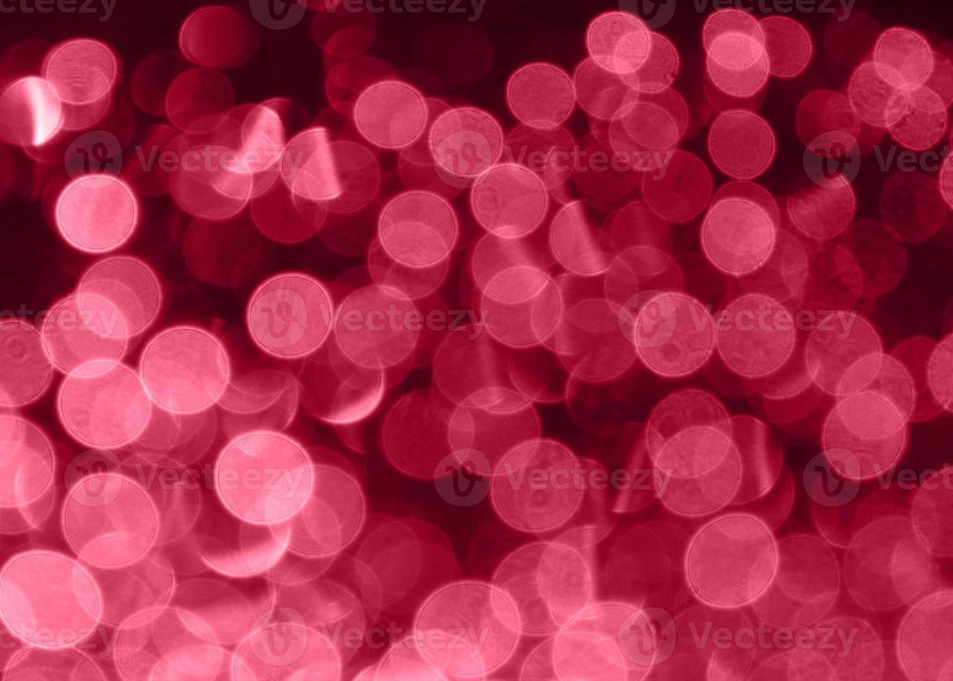 efecto de lente bokeh de las gotas de lluvia resaltadas en el cristal de la ventana. manchas sobre fondo negro tonificadas en color de moda viva magenta. inspirado en el color pantone del año 2023. enfoque borroso y selectivo. foto