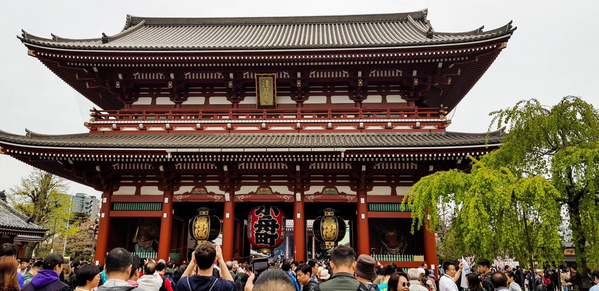 tokio, japón en julio de 2019. visitantes de vacaciones al templo senso ji. foto