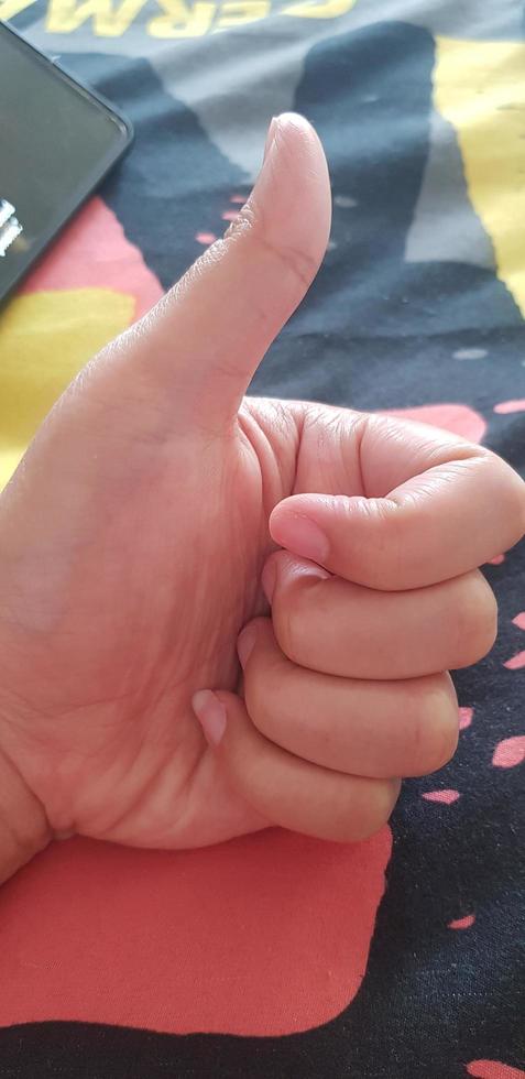 una mano dando un pulgar hacia arriba. foto