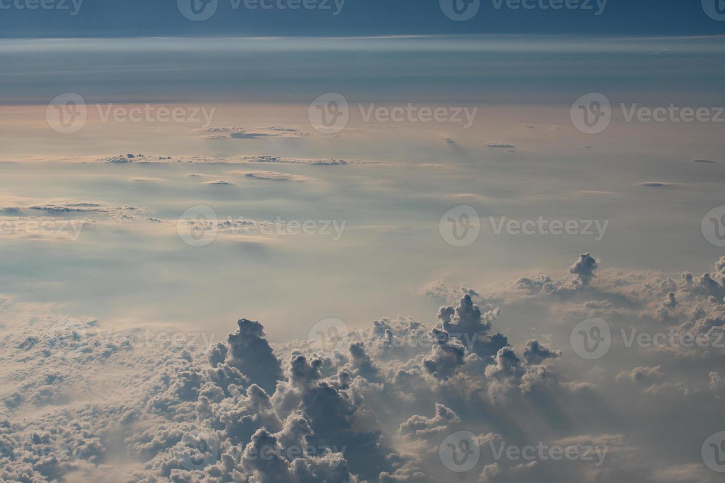 hermosas nubes esponjosas desde la ventana del avión foto