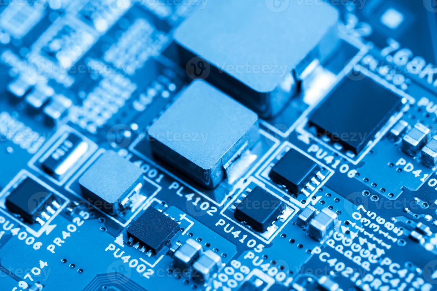 cierre de componentes electrónicos en la placa base, chip de microprocesador foto
