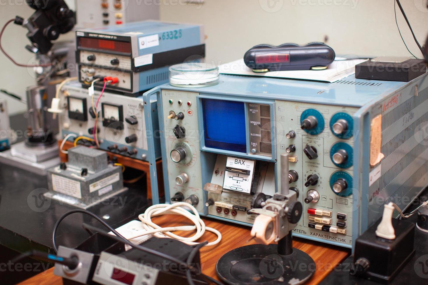 los ingenieros trabajan con dispositivos de medición eléctricos foto