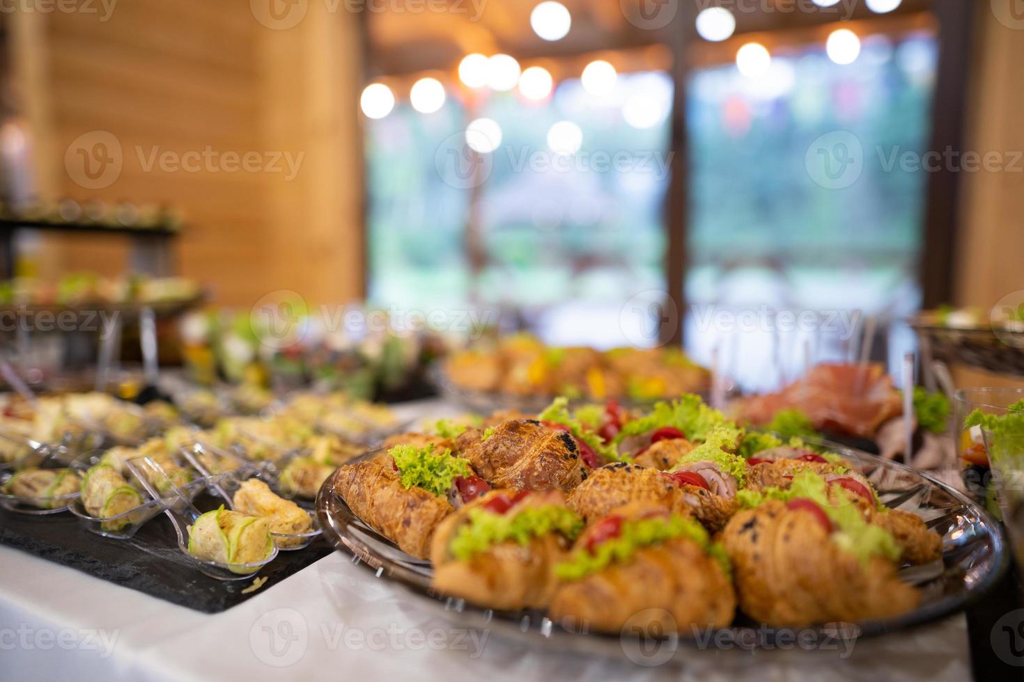 deliciosos bocadillos navideños en la mesa, la comida es gourmet. foto