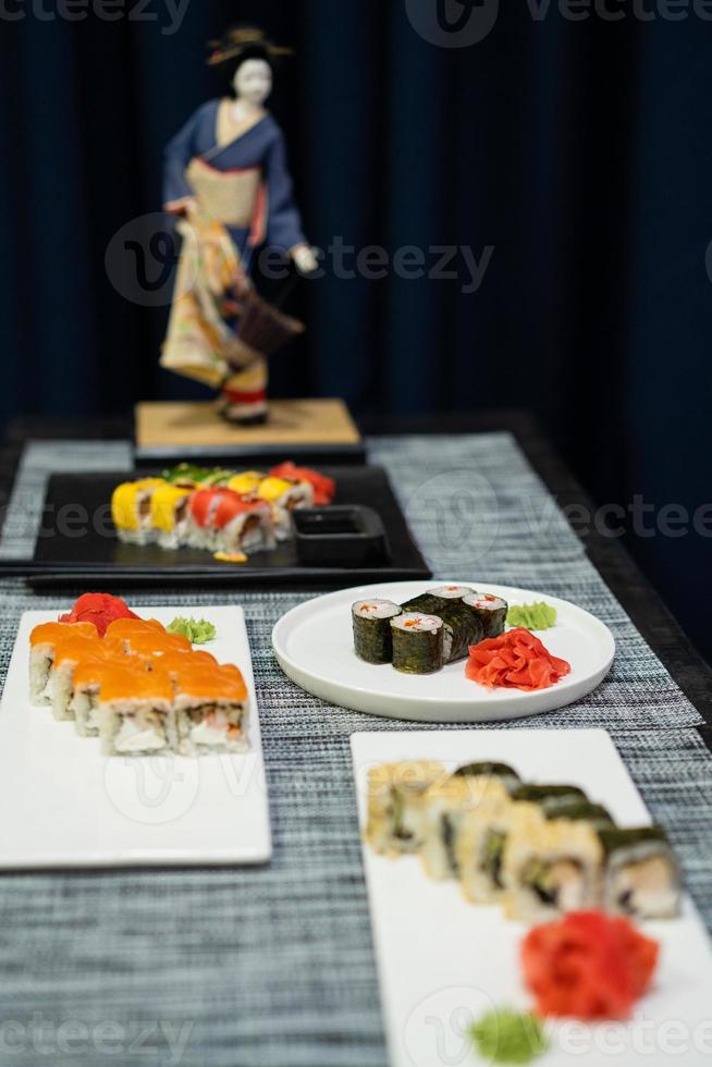 un plato de deliciosos rollos de sushi foto