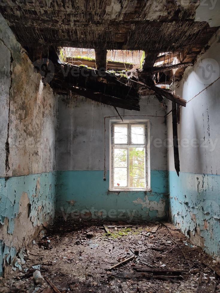 una vieja casa en ruinas sin techo no es apta para vivir. foto