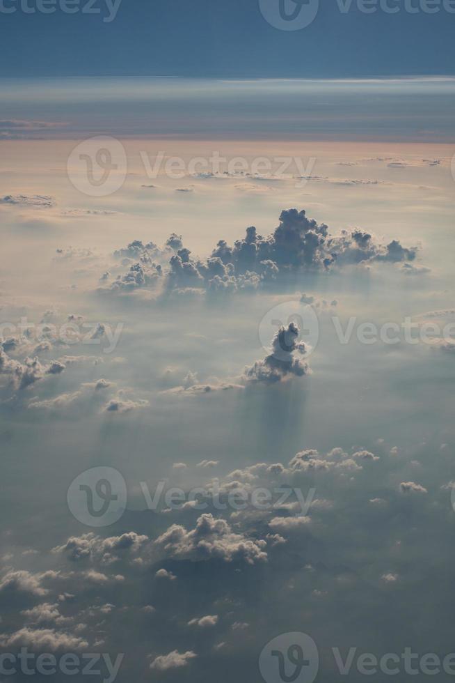 hermosas nubes esponjosas desde la ventana del avión foto