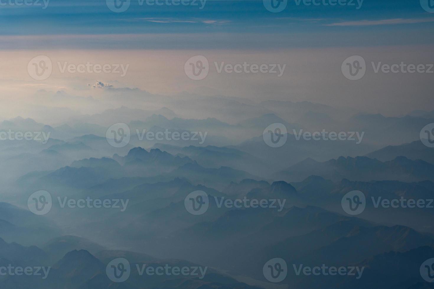 hermosas montañas pintorescas desde la altura de un ojo de pájaro foto