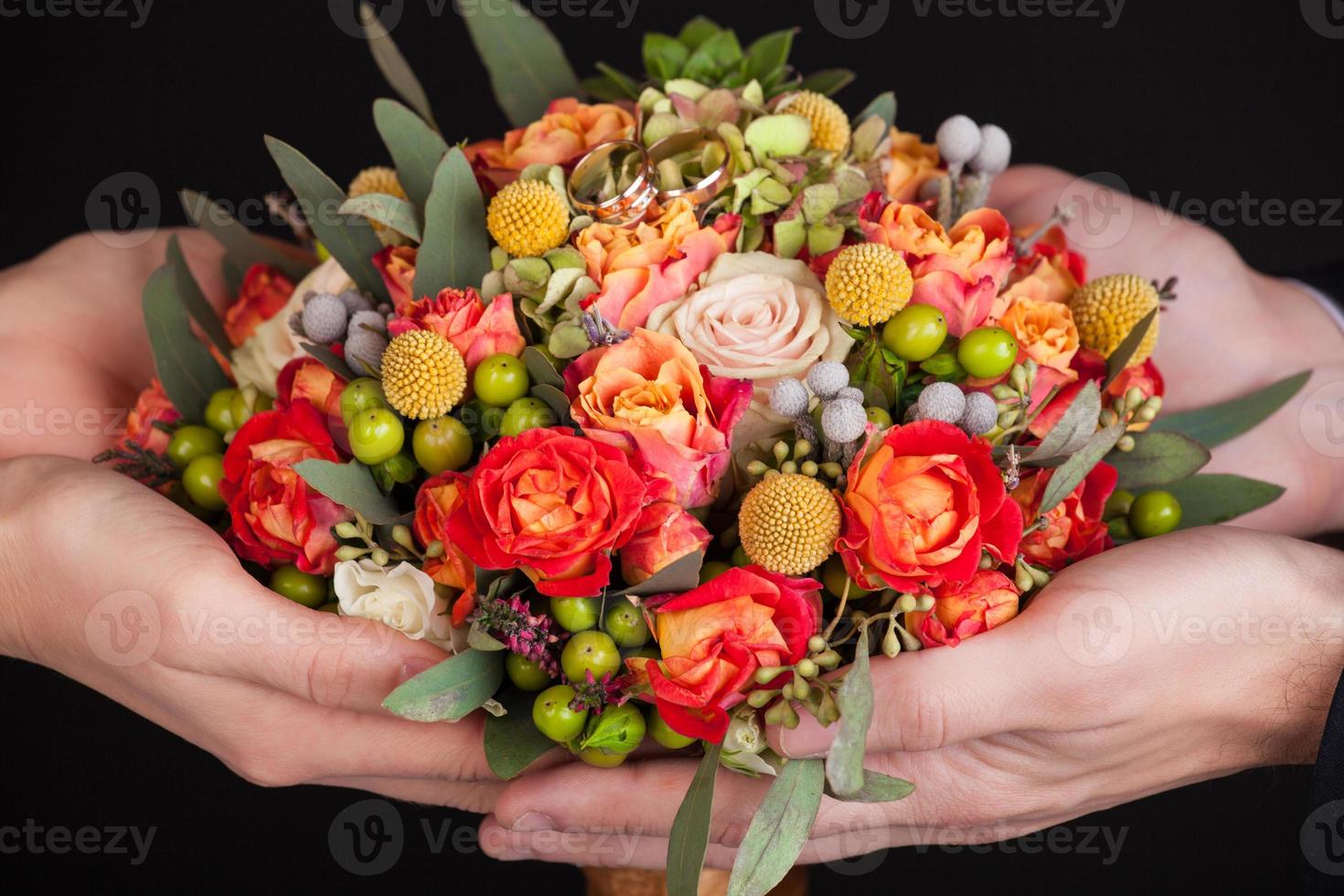 ramo de novia en manos de la novia con anillos de boda foto