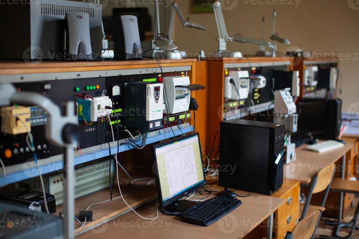 los ingenieros trabajan con dispositivos de medición eléctricos foto