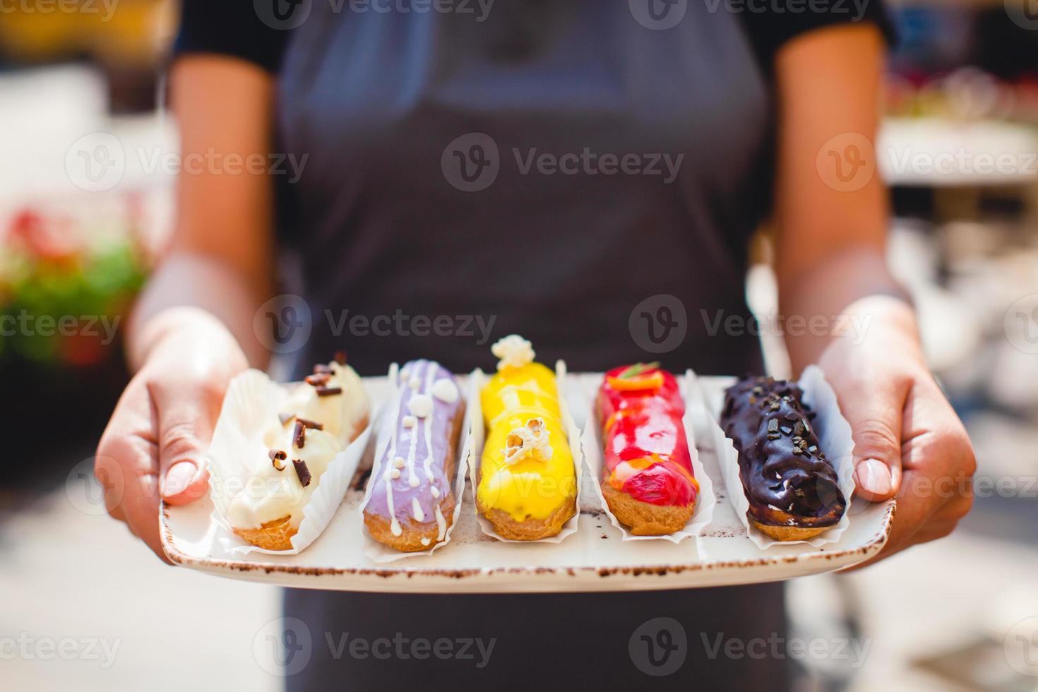 el chef cocinó un delicioso eclair en la bandeja foto