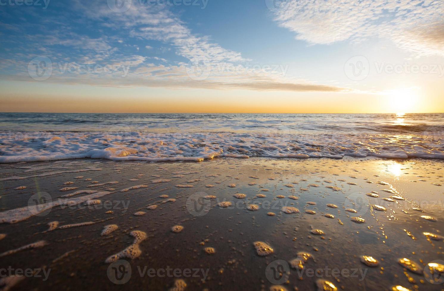 puesta de sol en el mar hermosas olas foto